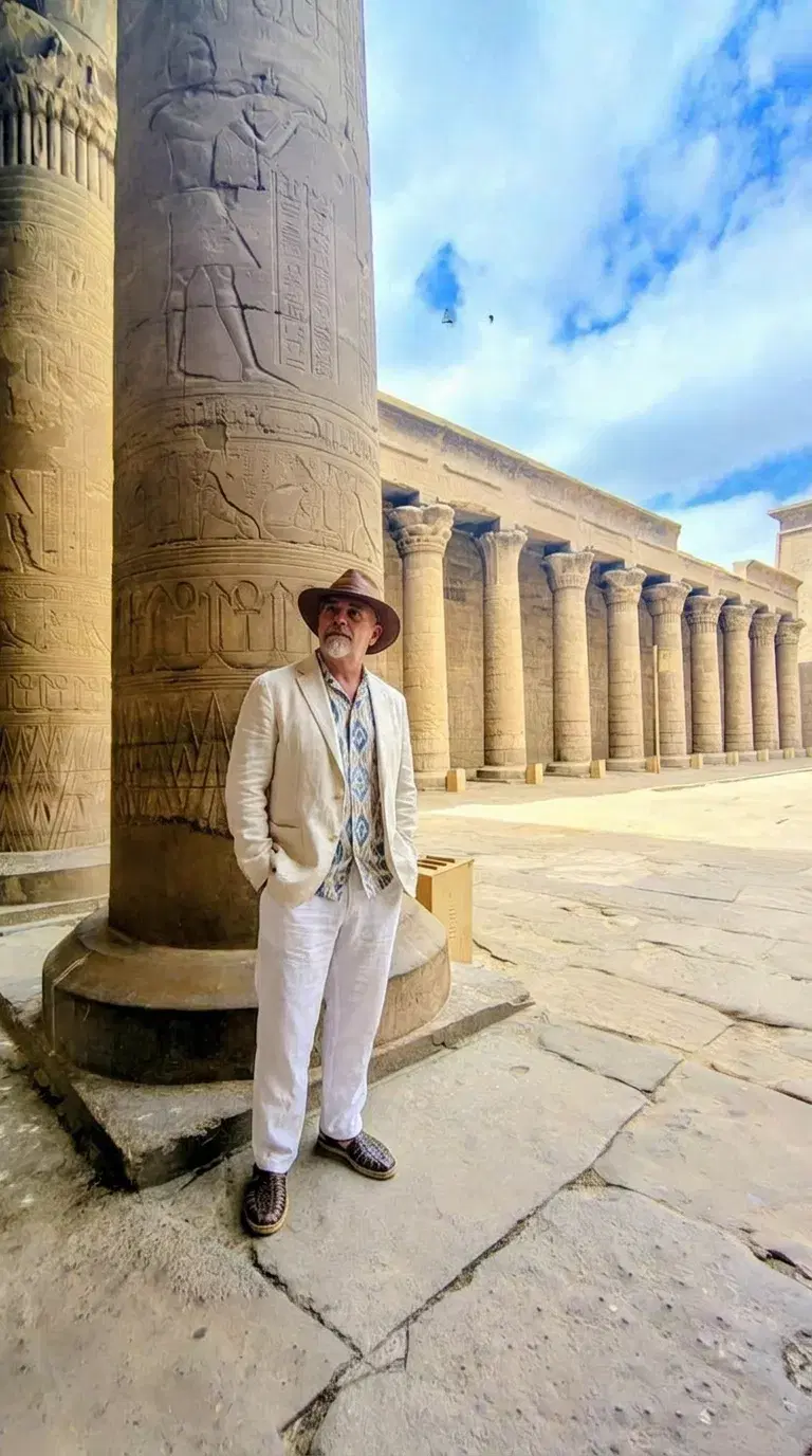 Manu Rodríguez en un templo del antiguo Egipto