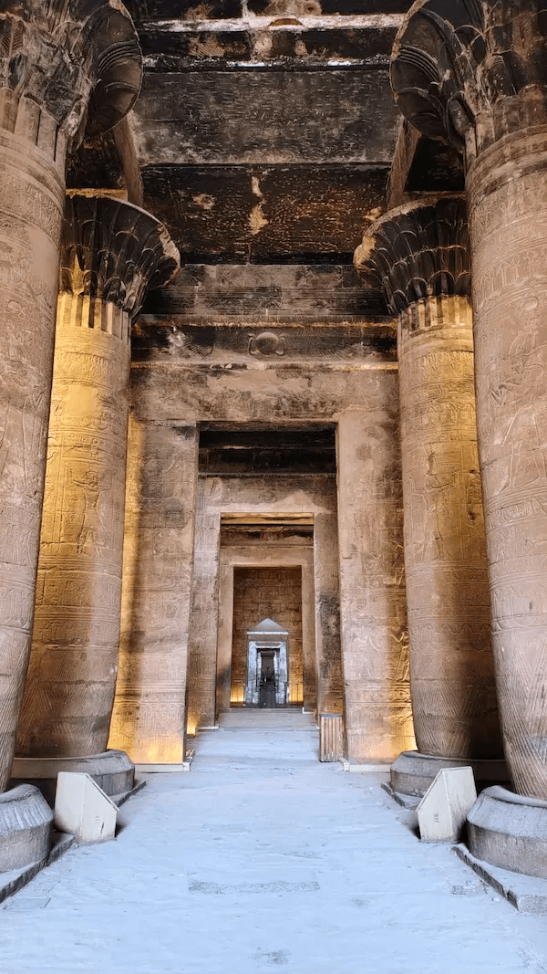 Interior de un templo egipcio con columnas decoradas