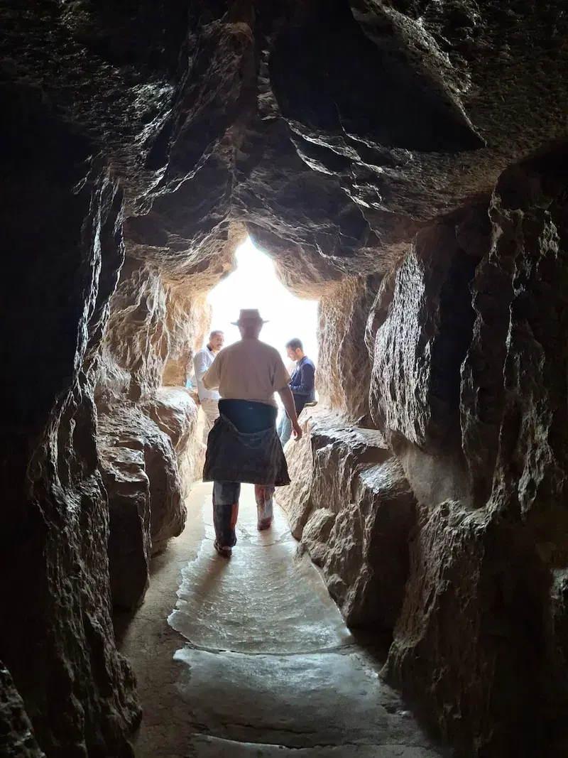 Participantes recorriendo un pasadizo durante un viaje a Egipto