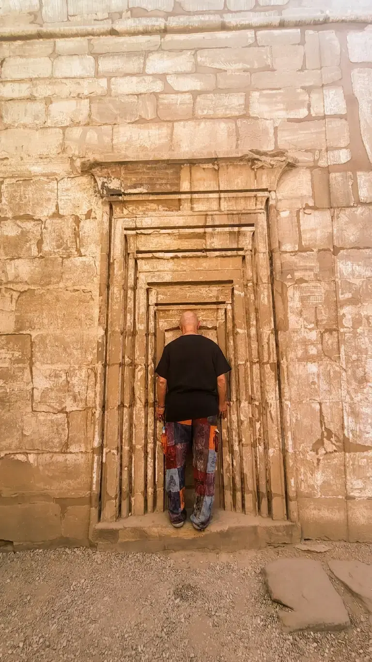 Manu Rodríguez en la entrada de un templo egipcio
